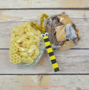 It’s always fun to have a little snack ready for the kids. Buzzing Bee Snack Bags are creative, delicious, and simple to put together. #snacks #beesnackideas #classroomsnacks #kids | Classroom Snack Ideas | Easy Snack for kids | Creative Snacks for kids | Bee Snack Ideas | Bee Inspired Activities