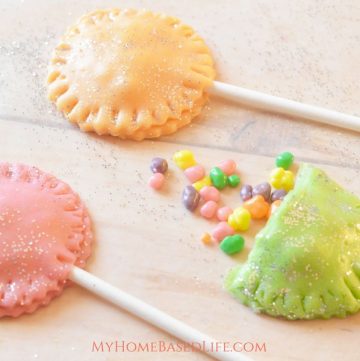 These Sparkly Tootsie Roll Surprise Pops are adorable and taste delicious. No kid or adult will turn down these delicious surprise pops! #surprisefood #tootsierolls #suckers #candy | Candy Recipe | Sucker Recipe | Surprise Food | Tootsie Roll Recipes