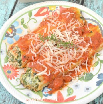 It can be hard to find a recipe that actually keeps that family of yours full. This Spinach and Ricotta Manicotti Recipe is going to quickly become a family favorite. #dinnerrecipe #manicottirecipe #spinach #ricotta #myhomebasedlife | Dinner Recipes | Family Dinner Ideas | Pasta Recipes | Easy Weekday Dinners