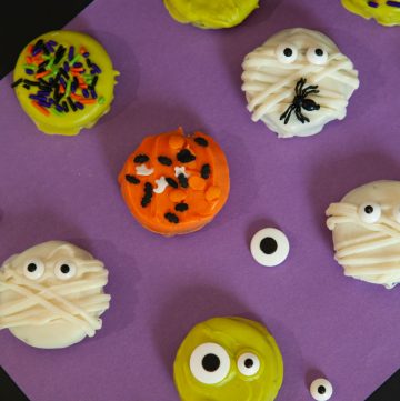 Halloween dipped Oreos